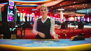 Studio permainan live-dealer SA Gaming dengan dealer profesional dan layar multi-kamera